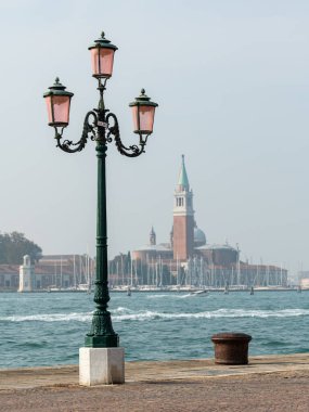 Venedik 'te San Giorgio Maggiore Kilisesi önünde fener, sonbaharda güneşli bir gün.