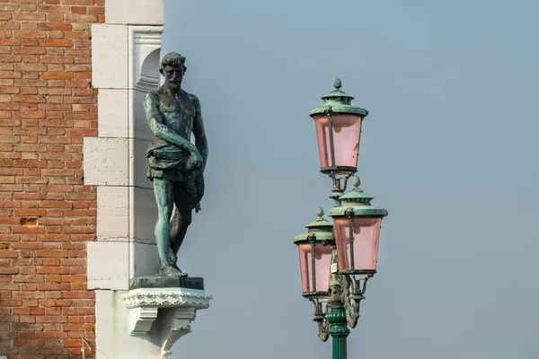 Linterna Estatua Bronce Hombre Venecia Italia — Foto de Stock