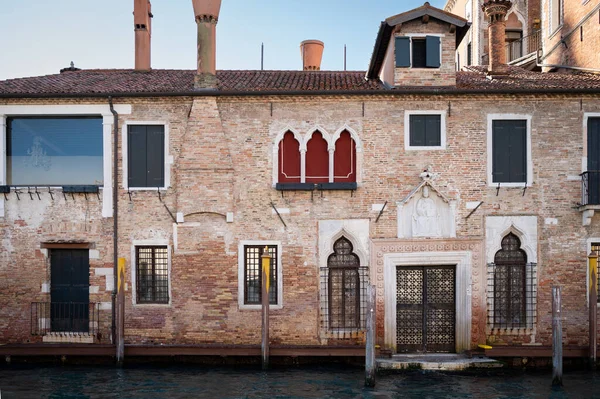 Venedik Talya Eski Bir Evin Cephesi Sonbaharda Güneşli Bir Gün — Stok fotoğraf