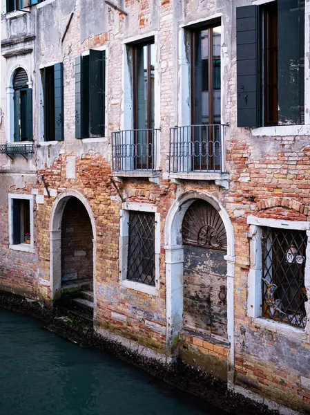 Venedik Talya Eski Bir Evin Cephesi Sonbaharda Bulutlu Bir Gün — Stok fotoğraf
