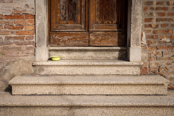 Venedik Talya Eski Bir Evin Merdivenlerinde Duran Küçük Tencere Sonbaharda — Stok fotoğraf