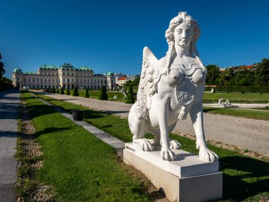 Yazın güneşli bir günde, Belvedere bahçesinde (Viyana, Avusturya) bir sfenks heykeli, mavi gökyüzü