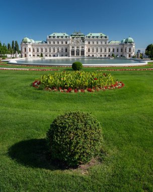 Yukarı Belvedere Sarayı (Viyana, Avusturya) yazın güneşli bir günde, mavi gökyüzü, barok bahçesi