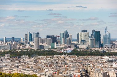 Eyfel Kulesi 'nden Paris' e hava manzarası, yazın güneşli bir gün.
