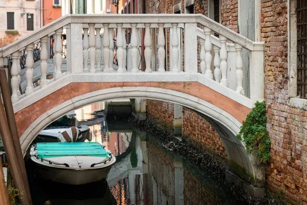 Arsenale Yakınlarında Venedik Talya Dar Bir Kanal Üzerinde Köprü Küçük — Stok fotoğraf