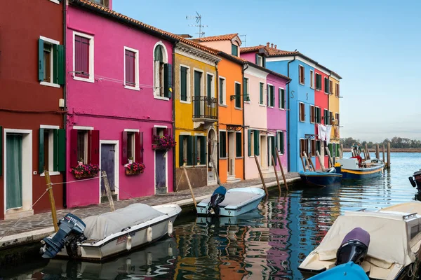 Burano Italia Octubre 2021 Canal Con Barcos Burano Venecia Italia —  Fotos de Stock