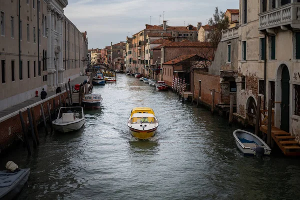 Venecia Italia Octubre 2021 Barco Amarillo Para Ambulancias Laguna Venecia — Foto de Stock