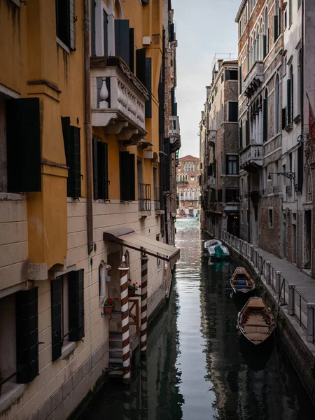 Venice Italy October 2021 Small Canal Bridge Boats Venice Sunny — Stock Photo, Image