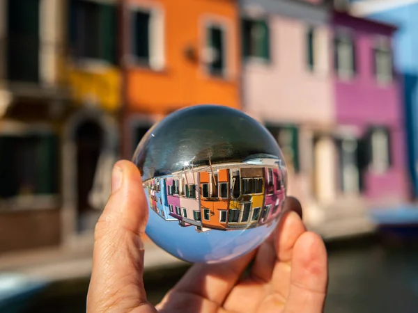 Рука Держит Стеклянную Сферу Перед Красочными Домами Бурано Венеция Италия — стоковое фото