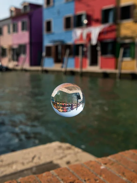 ヴェネツィア イタリア のブラーノ島のカラフルな家の前に浮かぶガラスボール 晩秋の晴れた日 — ストック写真