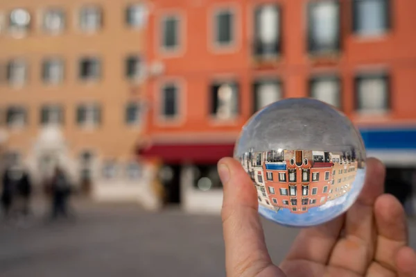 Esfera Cristal Mano Frente Casas Colores Venecia Italia —  Fotos de Stock