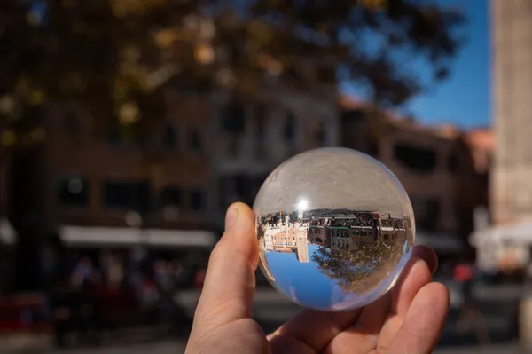 Mano Sosteniendo Esfera Vidrio Frente Casas Colores Venecia Italia Día —  Fotos de Stock