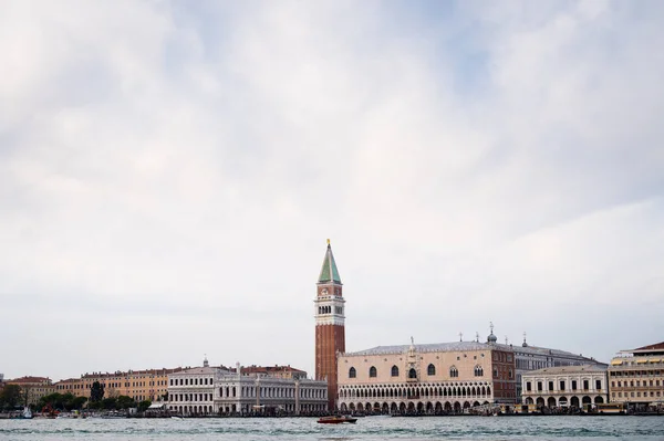 Campanile Dogepalasset Venezia Italia Overskyet Vinteren – stockfoto