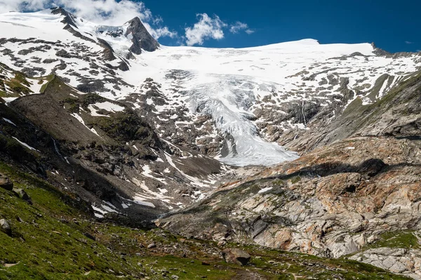 河和冰川在奥地利阿尔卑斯山 Grossvenediger 在夏日蓝色的天空 — 图库照片