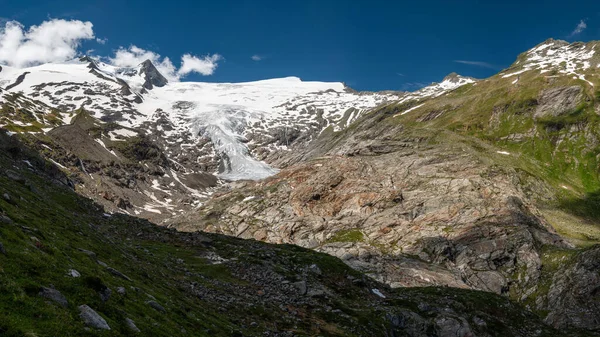 河和冰川在奥地利阿尔卑斯山 Grossvenediger 在夏日蓝色的天空 — 图库照片