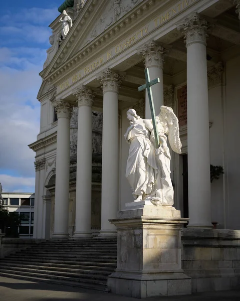 Statua Davanti Karlskirche Vienna Austria Giornata Sole Autunno — Foto Stock