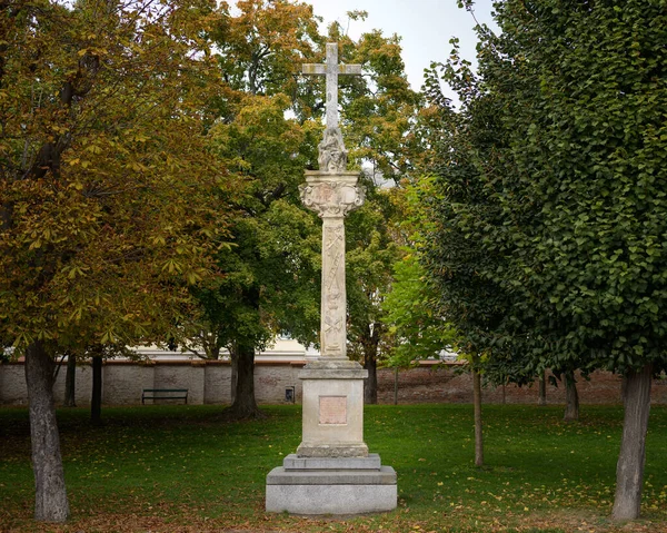 Votivkreuz Hecho Piedra Siglo Xvii Augarten Park Viena Día Nublado — Foto de Stock