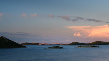 Yaz sonlarında Drage (Dalmaçya, Hırvatistan) yakınlarındaki küçük adalar, Adriyatik Denizi 'nde gün doğumu