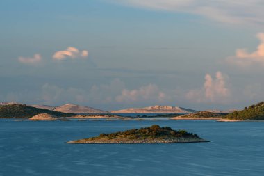 Yaz sonlarında Drage (Dalmaçya, Hırvatistan) yakınlarındaki küçük adalar, Adriyatik Denizi 'nde gün doğumu