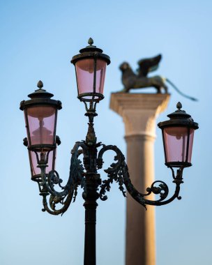 İtalya 'da aslanlı fenerler, sonbaharda güneşli bir gün, San Marco