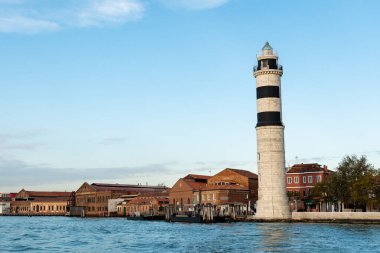 Murano, İtalya - 26 Ekim 2021: Murano Deniz feneri Sonbaharın güneşli bir gününde, mavi gökyüzü