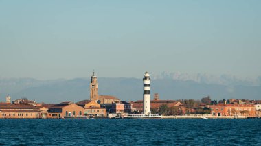 Murano, İtalya - 26 Ekim 2021: Murano Deniz feneri Sonbaharın güneşli bir gününde, mavi gökyüzü