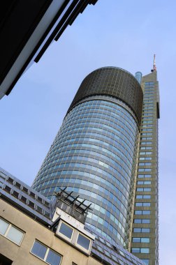 Viyana, Avusturya - 14 Ekim 2021: Sonbaharda bulutlu bir günde Milleniumstower