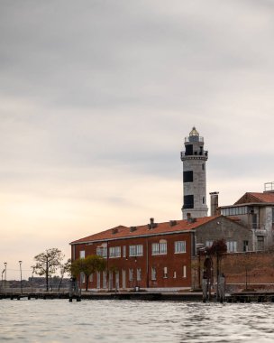 Murano, İtalya - 28 Ekim 2021: Murano Deniz Feneri Sonbaharda bulutlu bir günde,