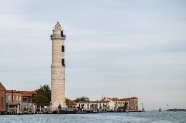 Murano, İtalya - 28 Ekim 2021: Murano Deniz Feneri Sonbaharda bulutlu bir günde,