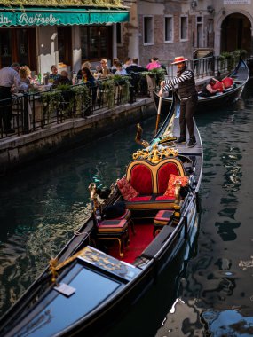 Venedik, İtalya - 27 Ekim 2021: Venedik 'te gondollu kanal (İtalya), eski evler