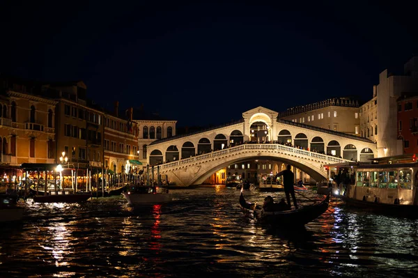 Veneza Itália Outubro 2021 Ponte Rialto Veneza Noite Inverno Gôndola — Fotografia de Stock