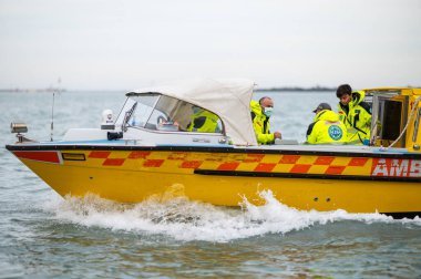 Venedik, İtalya - 28 Ekim 2021: Venedik (İtalya) gölünde ambulans botu Kışın bulutlu bir günde