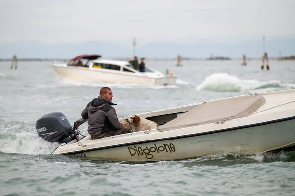 Венеция Италия Октября 2021 Года Небольшая Транспортная Лодка Лагуне Венеции — стоковое фото