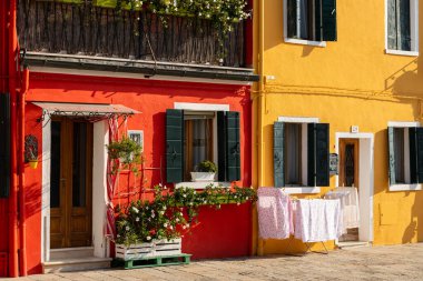 Sonbaharda güneşli bir günde Burano 'da (Venedik, İtalya) renkli evler, çamaşırhane
