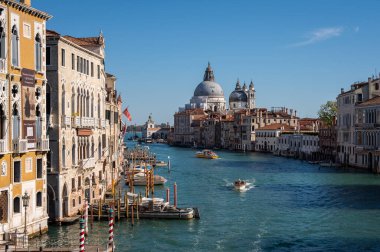 Venedik, İtalya - 27 Ekim 2021: Venedik 'teki Canale Grande' deki eski ev, güneşli bir kış gününde, Santa Maria della Salute