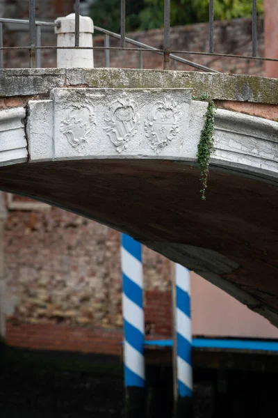 Detalhe Uma Pequena Ponte Veneza Itália — Fotografia de Stock