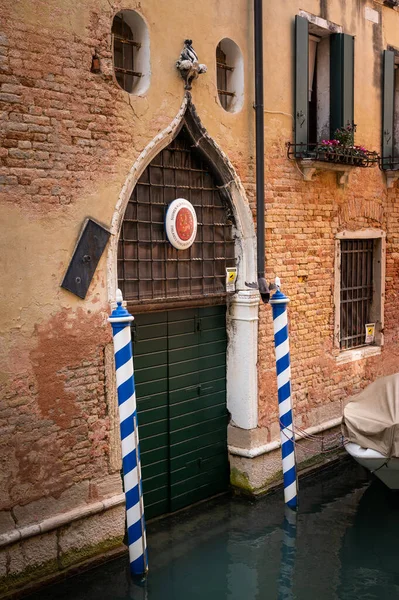 Entrance Konsulat Finland Venice Italy Canal White Blue Pillars — 스톡 사진