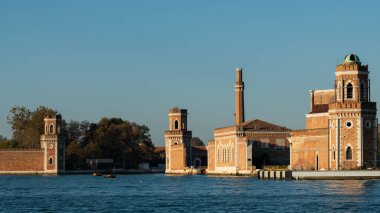 Venedik, İtalya - 28 Ekim 2021: Venedik Arsenali sonbaharda güneşli bir günde, açık mavi gökyüzü