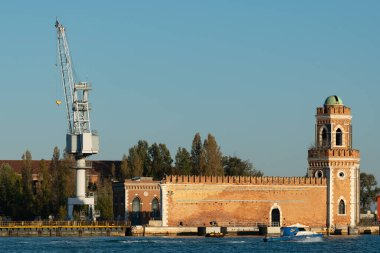 Venedik, İtalya - 28 Ekim 2021: Venedik Arsenali sonbaharda güneşli bir günde, açık mavi gökyüzü