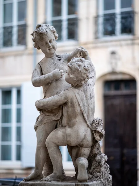 Staty Två Pojkar Sten Nancy Frankrike Mulen Dag Sommaren — Stockfoto