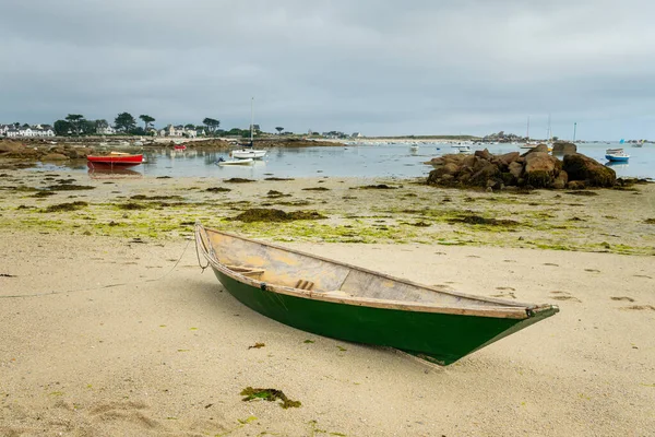 Lanilis Francia Agosto 2020 Antiguo Barco Pequeño Que Yace Playa —  Fotos de Stock