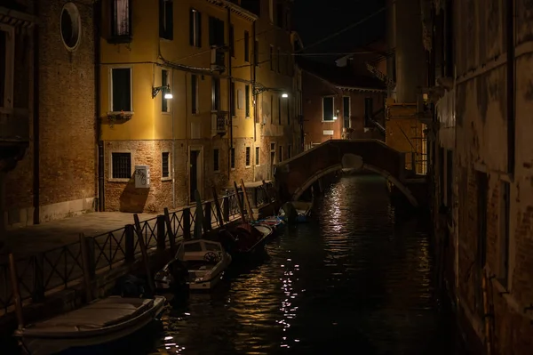 Venedig Italien Oktober 2021 Kanal Mit Booten Der Nacht Herbst — Stockfoto