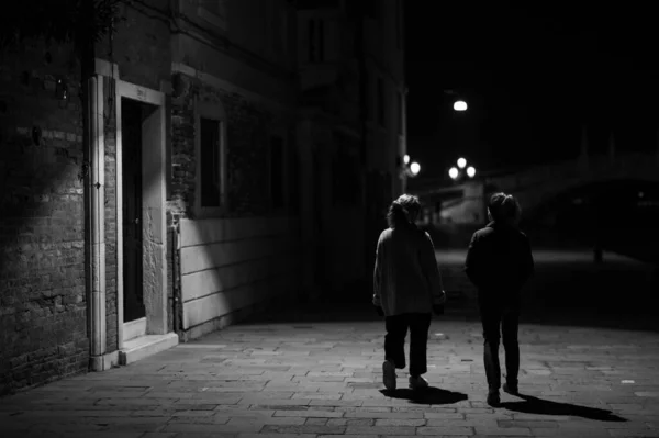 Venecia Italia Octubre 2021 Dos Mujeres Caminando Por Calle Por — Foto de Stock