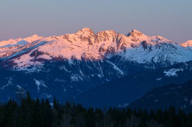 Avusturya Alplerinde kış, kar, renkli gökyüzü, Naggler Alm (Carinthia, Avusturya)