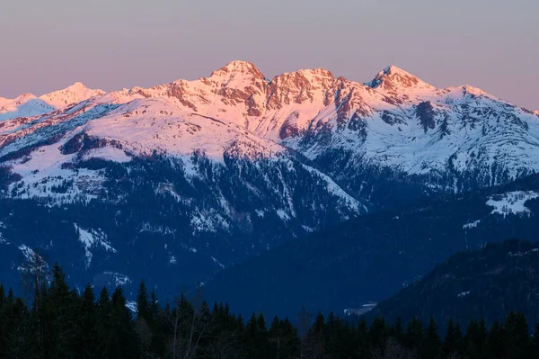 Avusturya Alplerinde kış, kar, renkli gökyüzü, Naggler Alm (Carinthia, Avusturya)