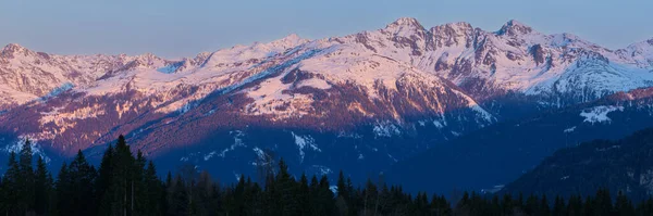 Soluppgång Österrikiska Alperna Vintern Snö Färgglad Himmel Naggler Alm Kärnten — Stockfoto