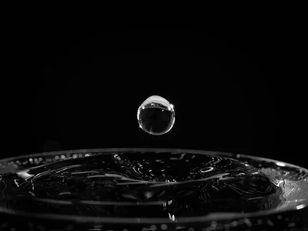 Крупный План Одной Капли Воды Ударяющейся Поверхность Черно Белый — стоковое фото