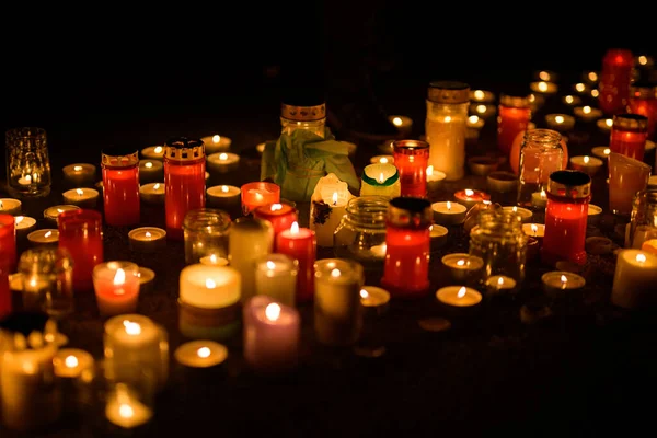 Beaucoup Bougies Brûlant Sur Sol Dans Nuit Protestation Contre Guerre — Photo