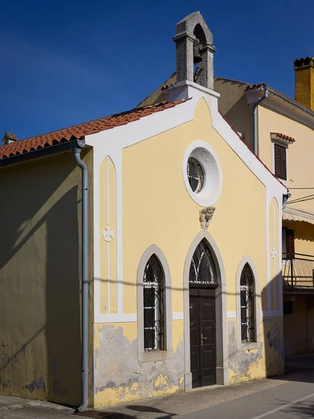 Πρόσοψη Της Εκκλησίας Majka Bozja Zdravlja Στην Κρες Κροατία Ηλιόλουστη — Φωτογραφία Αρχείου