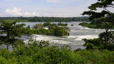 Uganda 'daki Victoria Nil' in Itanda Şelalesi, Mayıs ayının güneşli bir günü.